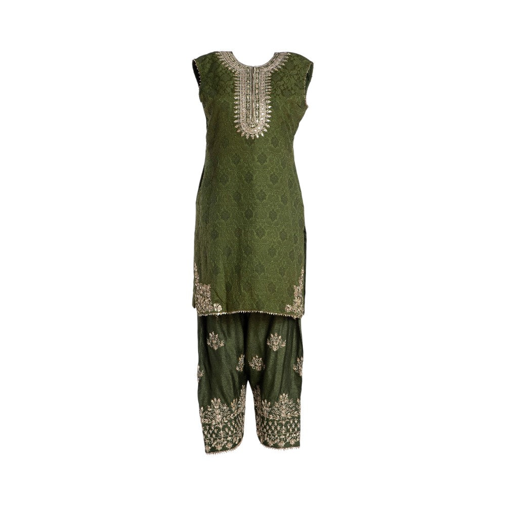 Pre-owned Nida Azwer Casual Shalwar Kameez in Green / Emerald / Bottle Green, Satin, Good